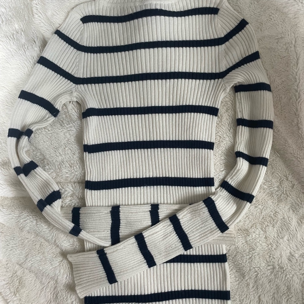 American Eagle Outfitters Cream and Navy Mock Neck Sweater